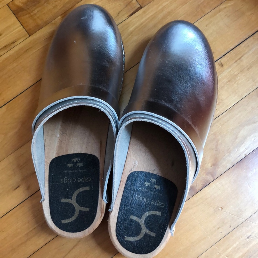 Cape clogs